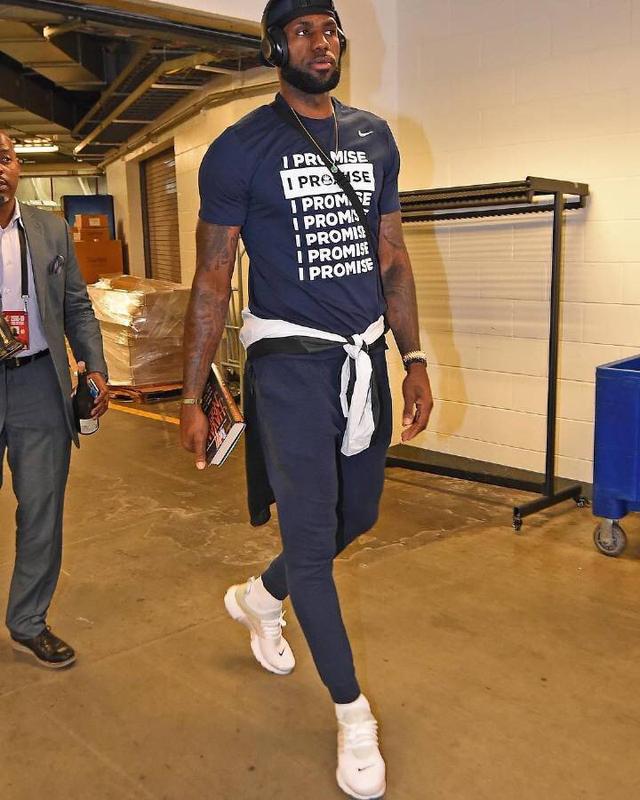 欧文突破防守助攻制胜（欧文突破重围送出致胜助攻）