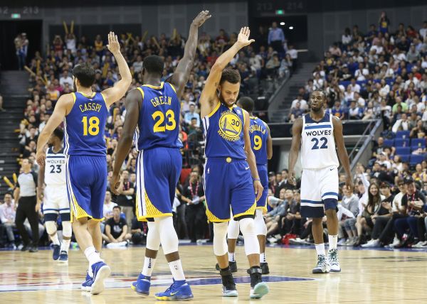 梅西再创纪录引全场欢呼（梅西再破纪录，全场沸腾）