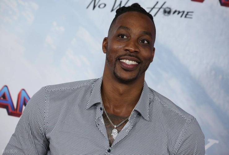 东契奇飞抵费城加入湖人！周一复出战76人 詹姆斯状态升级也有望回归（东契奇抵达费城加盟湖人！周一或复出战76人 詹姆斯状态提升同样有望回归）