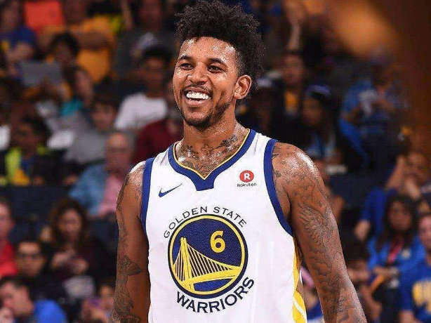 中国球员留洋要分几步走？看看日本足球的“参考答案”（中国球员留洋怎么走？日本足球给出示范路径）