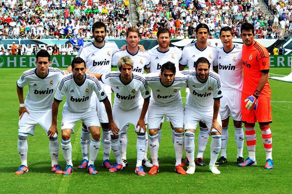 前锋连续助攻，团队配合默契（锋线连送妙传，团队默契十足）