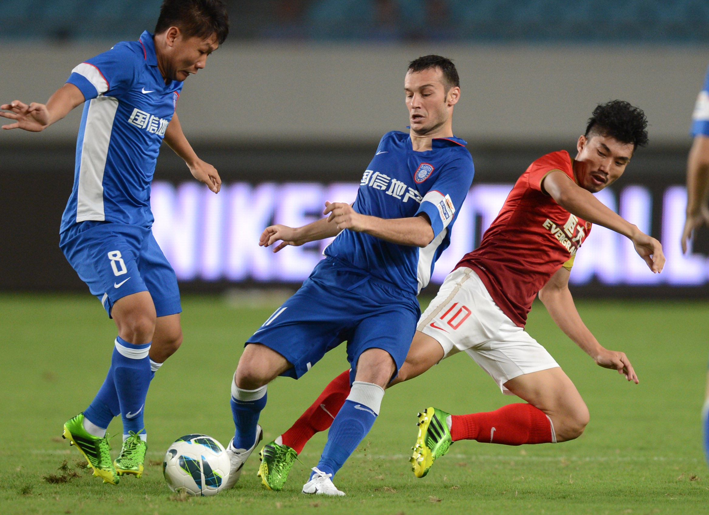 庆祝欧洲杯夺冠，英格兰女足前锋凯莉在伦敦街头跳舞（英格兰女足前锋凯莉伦敦街头起舞，庆祝欧洲杯夺冠）