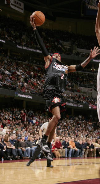 名记：字母哥与队友召开会议，呼吁全队无视外界杂音（名记：字母哥组织队内会议，号召全队忽略外界噪音）