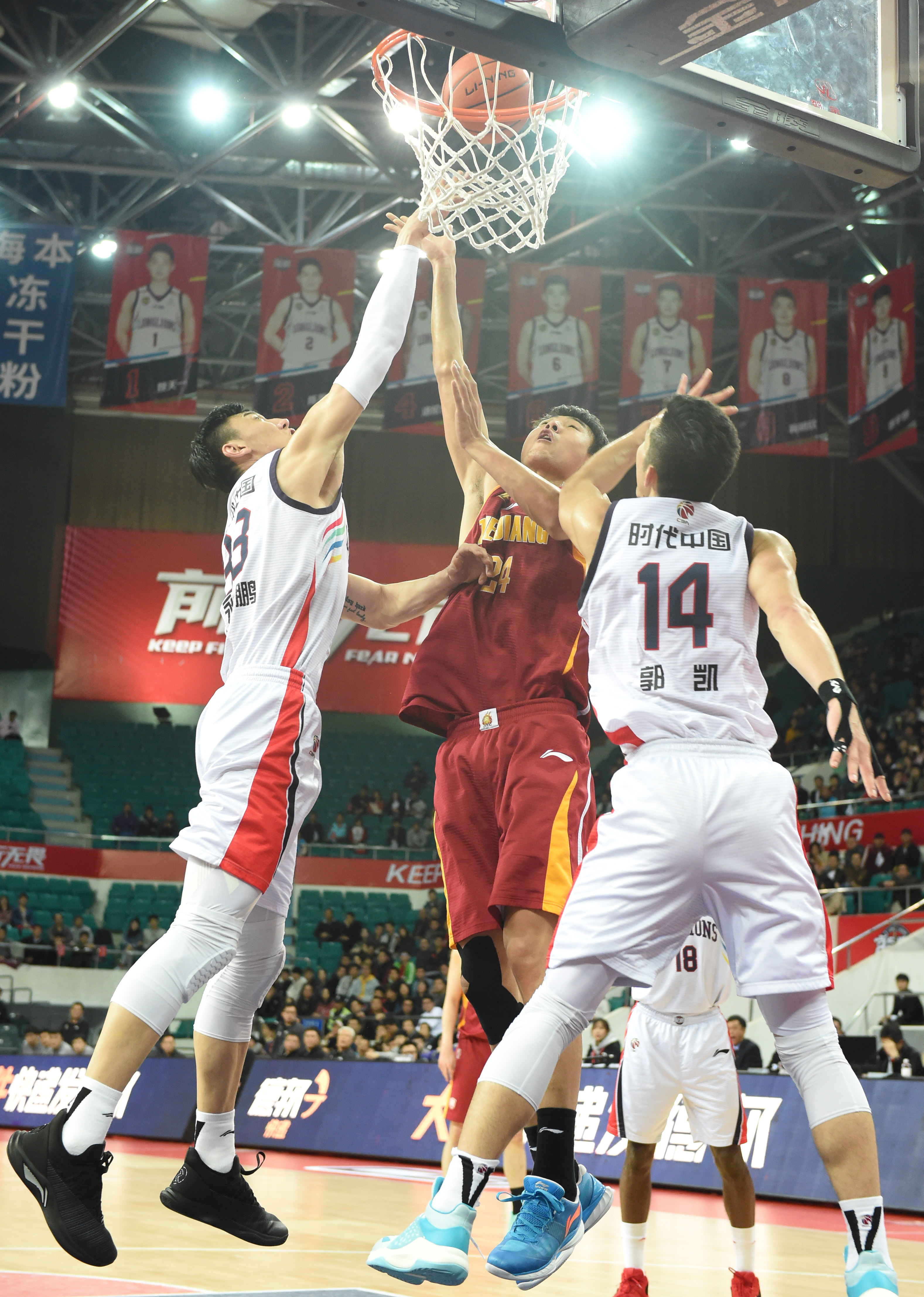 辽宁铁人祝贺重庆铜梁龙冲超：敢打敢拼，晋级中超实至名归（辽宁铁人致贺重庆铜梁龙升入中超：敢打硬仗，当之无愧）