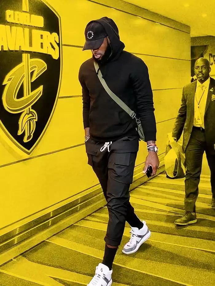 历史首次女裁判担任中超主裁，董方雨将执法西海岸vs亚泰（中超迎来首位女主裁：董方雨将执法西海岸对阵亚泰）